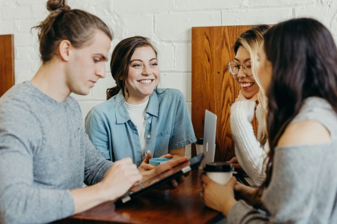 Un groupe d'amis dans un café